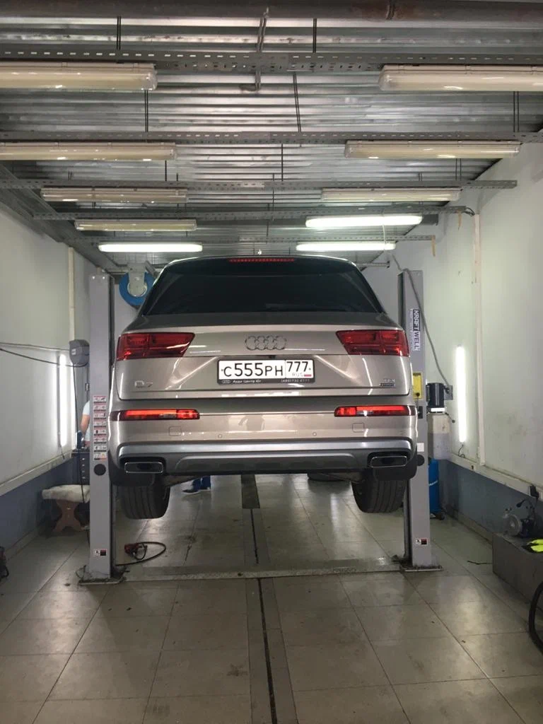 Audi Q7 в ремонтной зоне